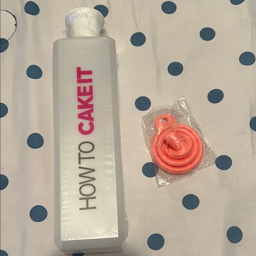 How to Cake It- Sir Squeeze 1 Liter. Simple Syrup Bottle with pink funnel.